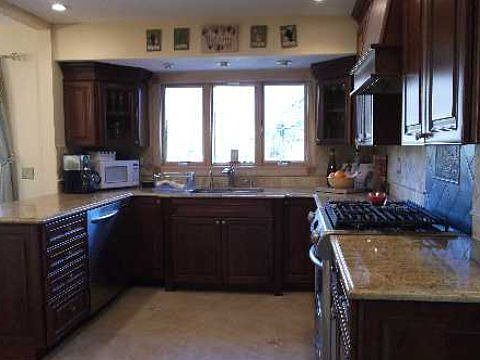 2nd image of 61 Pickwick Dr