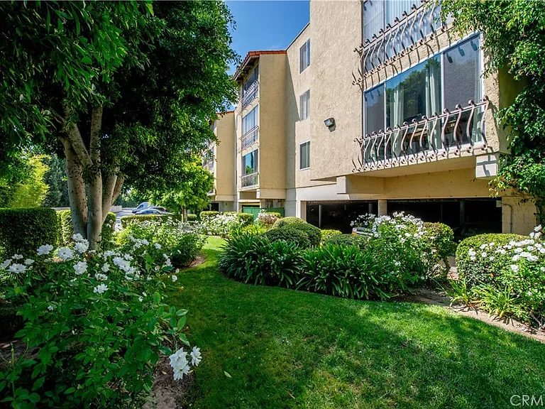 12830 Burbank Blvd #305 — Photo 17