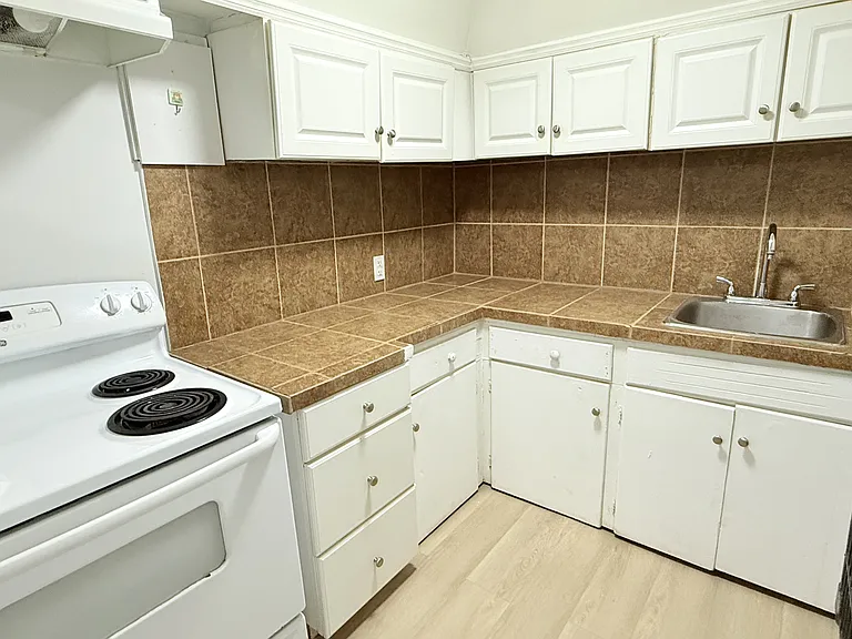 1518 University Ave — Photo 6
