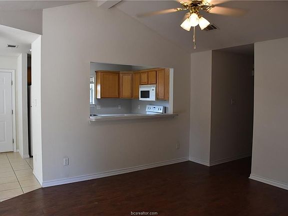 4th image of 3813-15 Oldenburg Ln