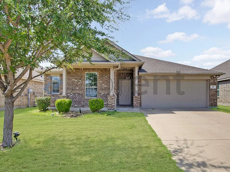 817 Evergreen St — Photo 1