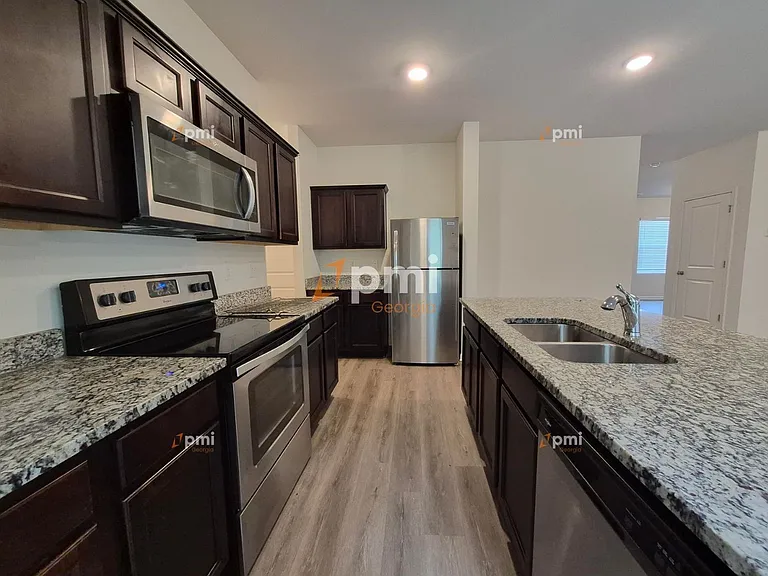 1081 Coldwater Dr — Photo 2