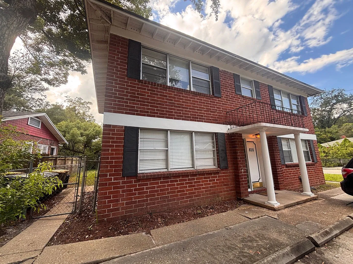 Charming 1-Bedroom Near Riverside & Downtown! Lawn & Pest Included! Private Owner! — Photo 1