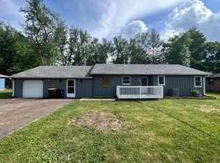 945 6th St, Windom, MN 56101