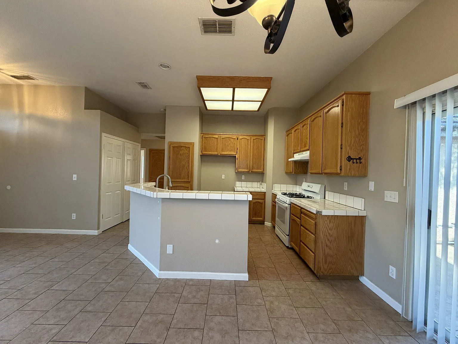 3 bed, 1108 sqft, $2,500 — Photo 4