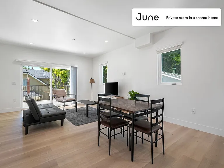 1321 N June St #C — Photo 5