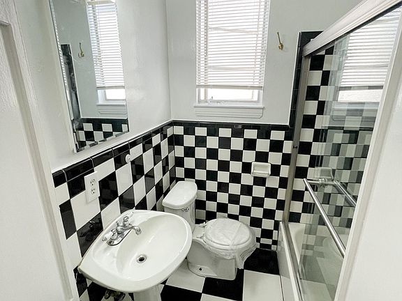4th image of 1421 3/4 N Hayworth Ave #1421-3/4