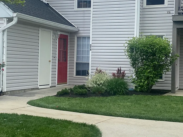 374 Hampton Pl — Photo 2