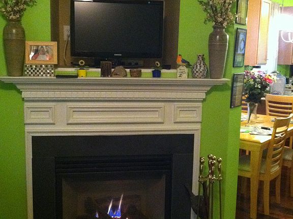 Fire place w tv nook