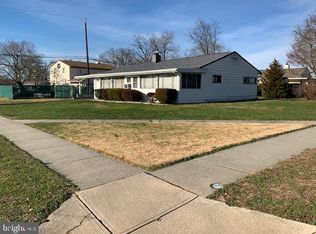 5 Serpentine Ln, Levittown, PA 19055