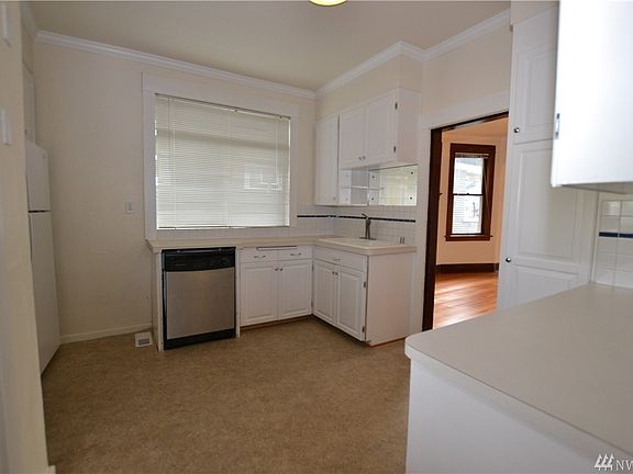 5th image of 1109 N Oakes St