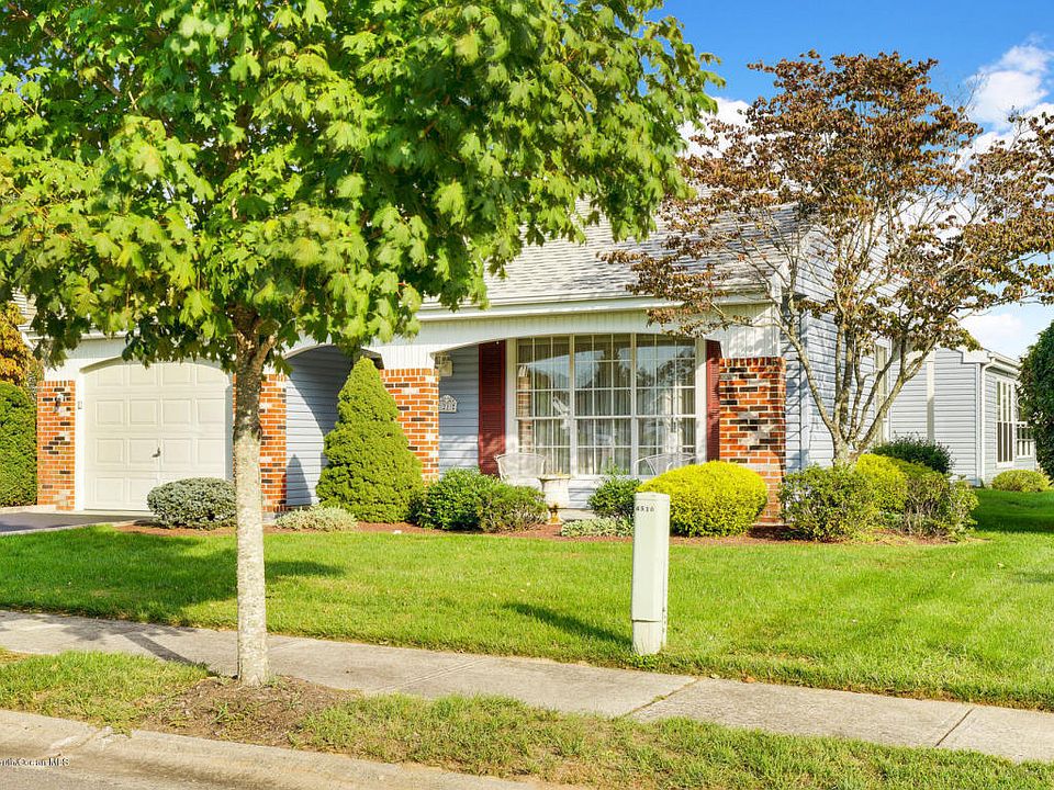 1st image of 21 Blackthorn Pl