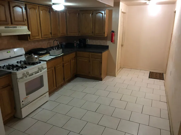 655 Midwood St #1 — Photo 1