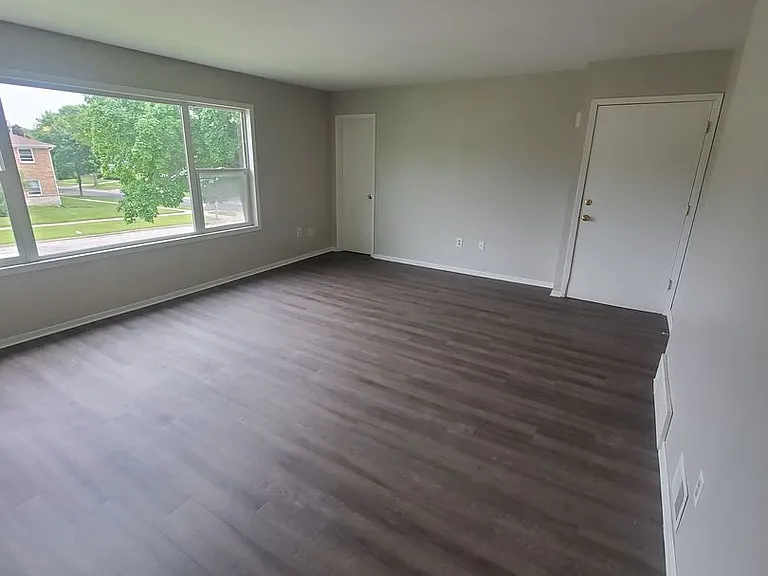 8109-8111 W Villard Ave. (Duplex) — Photo 8