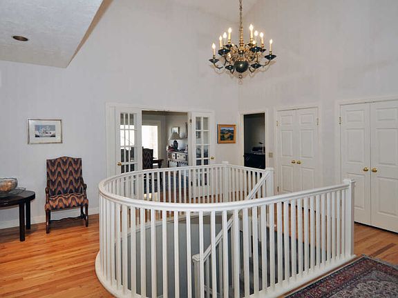 4th image of 833 N Grandridge Dr E