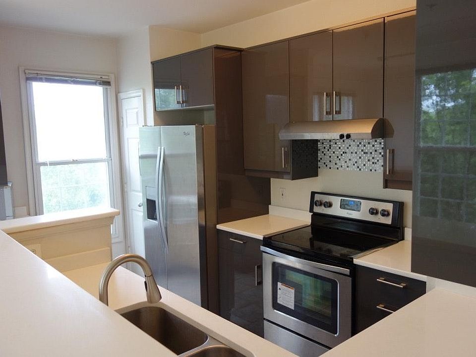 New Kitchen w/ Stainless Steel Appliances