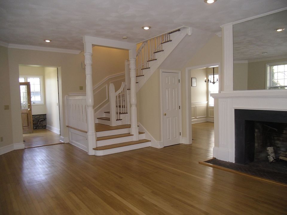 1st image of 10 Gardencourt Dr