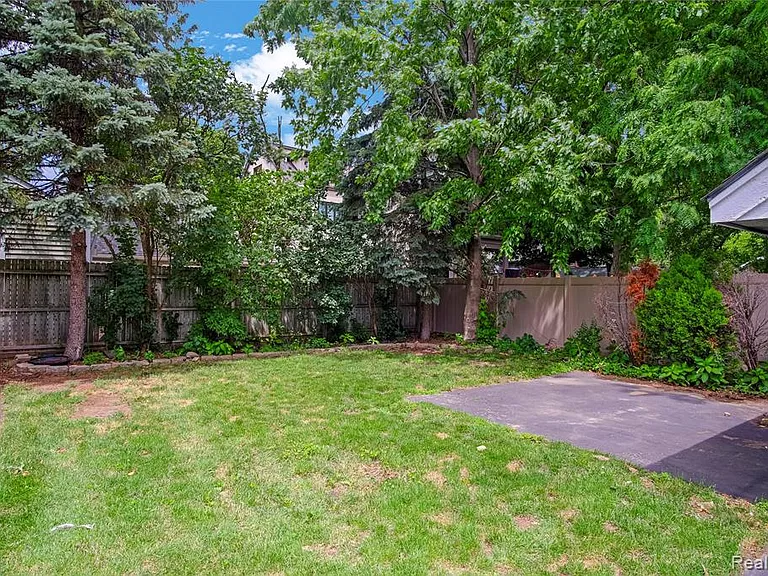 206 N Troy St — Photo 4