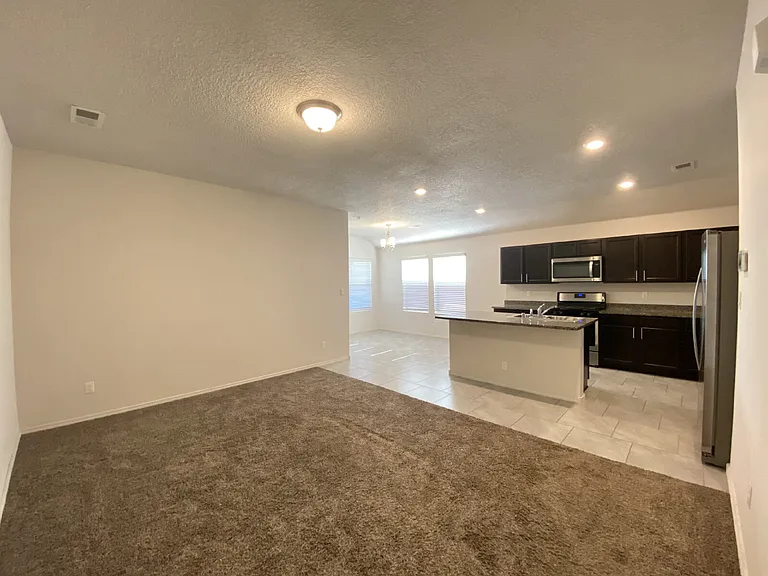 5845 Union Dr NE — Photo 3