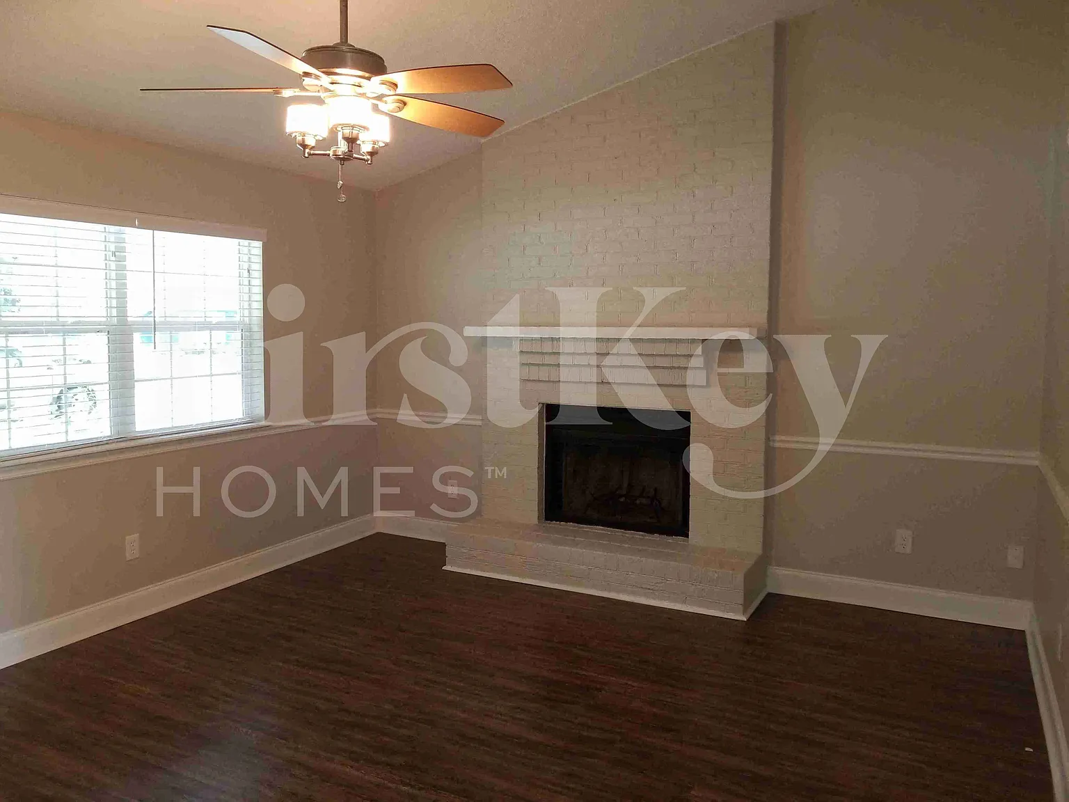 3 bed, 2.0 bath, 1326 sqft, $2,140 — Photo 3
