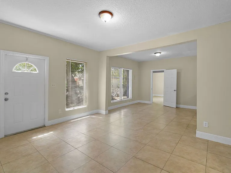 3721 Henry Ave — Photo 7