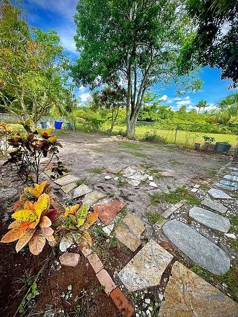 4 bed, 2.0 bath, 1295 sqft, $3,000 — Photo 4
