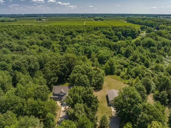 615 Pine Hills Ln, Benton Harbor, MI 49022