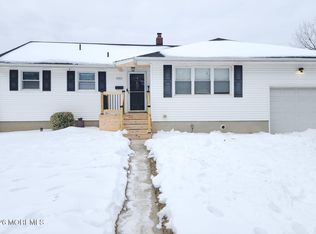 660 Hopping Rd, Belford, NJ 07718