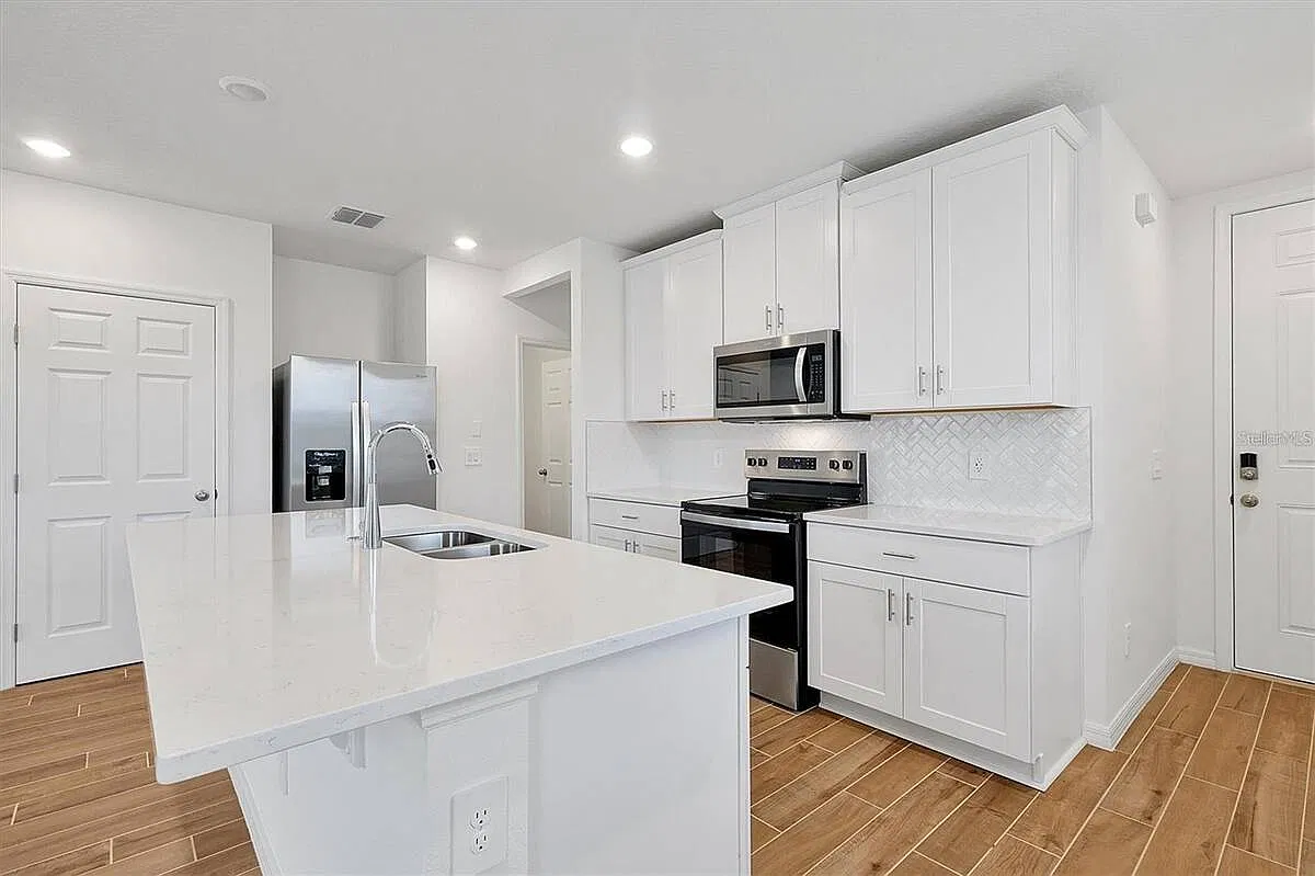 3 bed, 2.5 bath, 1798 sqft, $2,195 — Photo 2