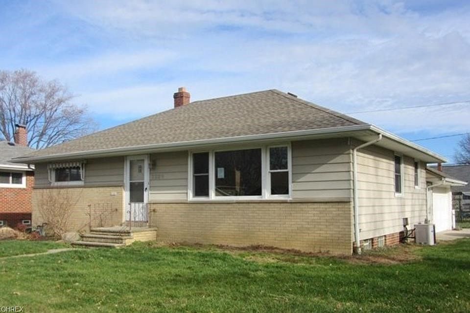 front of home w/ att 2 car garage