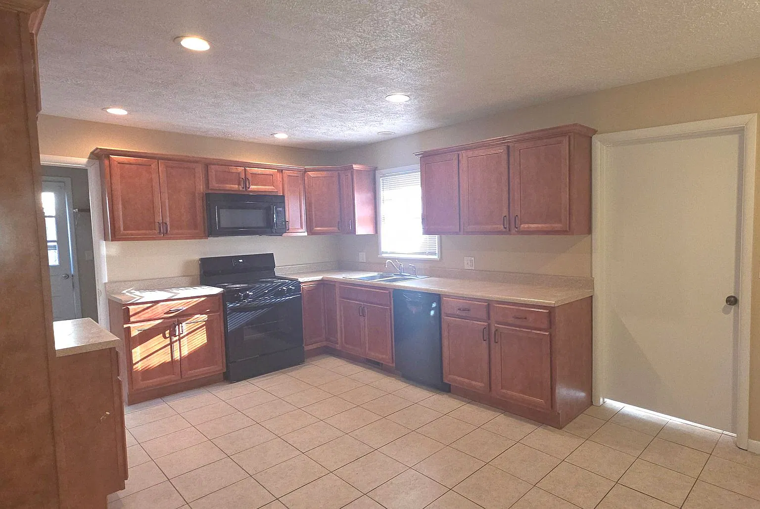 4 Bedroom home with a 2 car garage on the East Side for $1595! — Photo 3