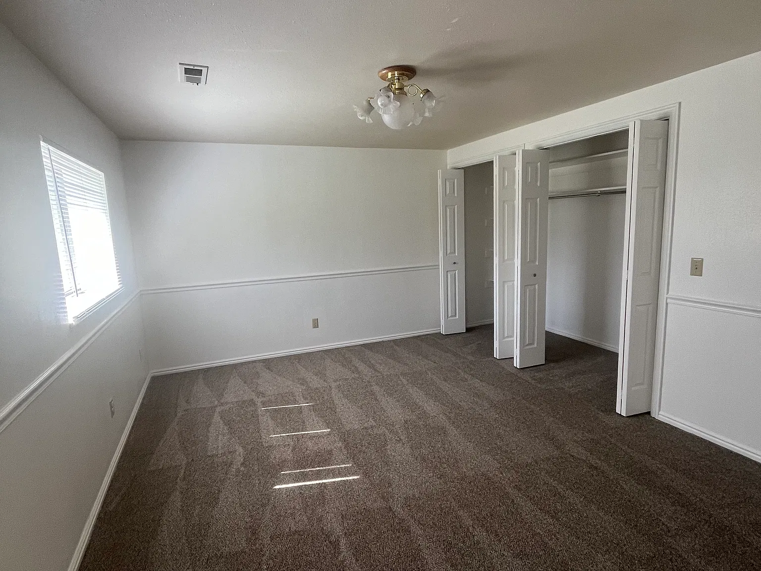 5 bed, 2700 sqft, $2,300 — Photo 4