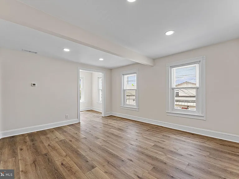 116 E King St — Photo 6