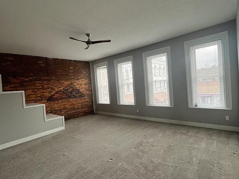 138 Canal St N — Photo 6