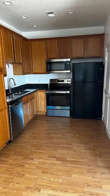 2 bed, 950 sqft, $1,700 — Photo 2