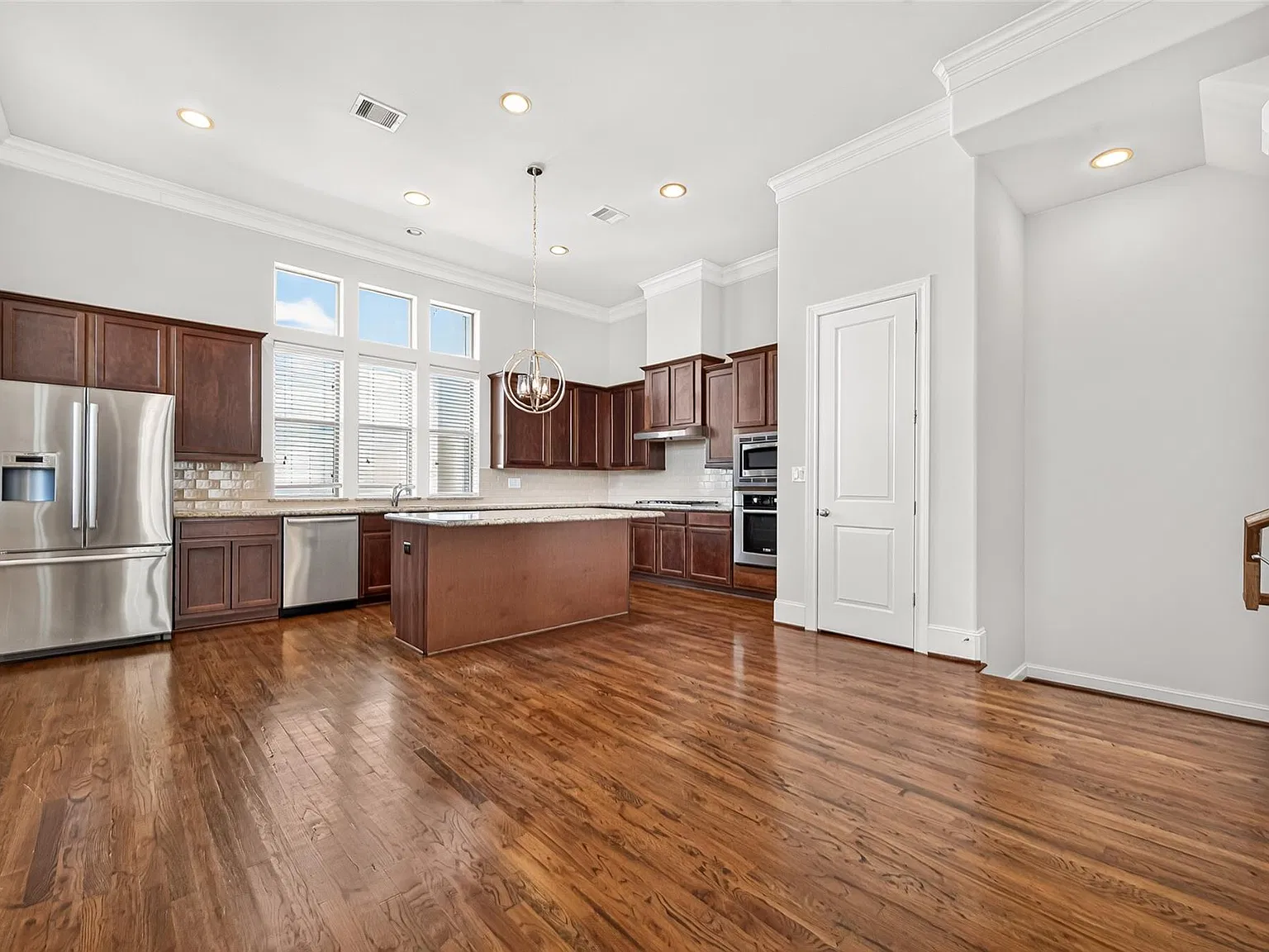 3 bed, 3.5 bath, 2100 sqft, $3,100 — Photo 2
