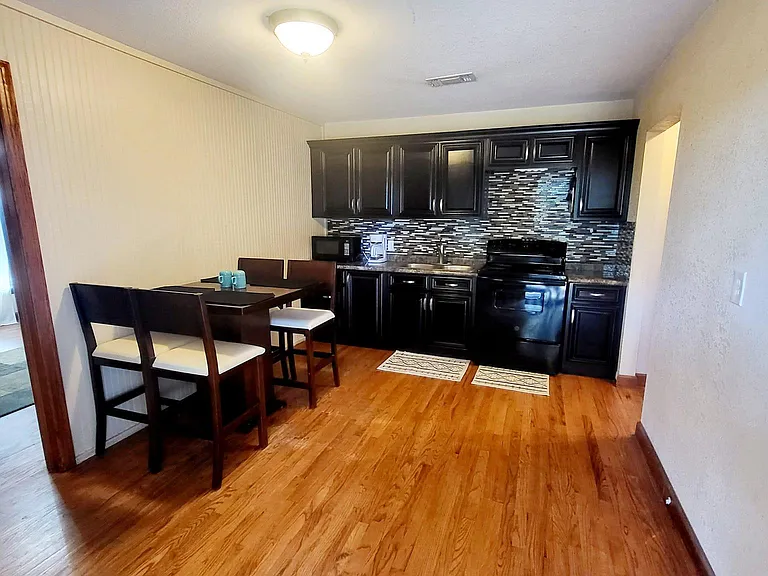 1546 Locust St — Photo 3