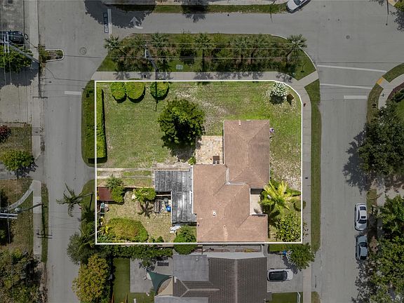 3rd image of 904 SE 11th Court