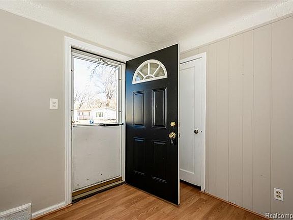 4th image of 26171 Amherst St