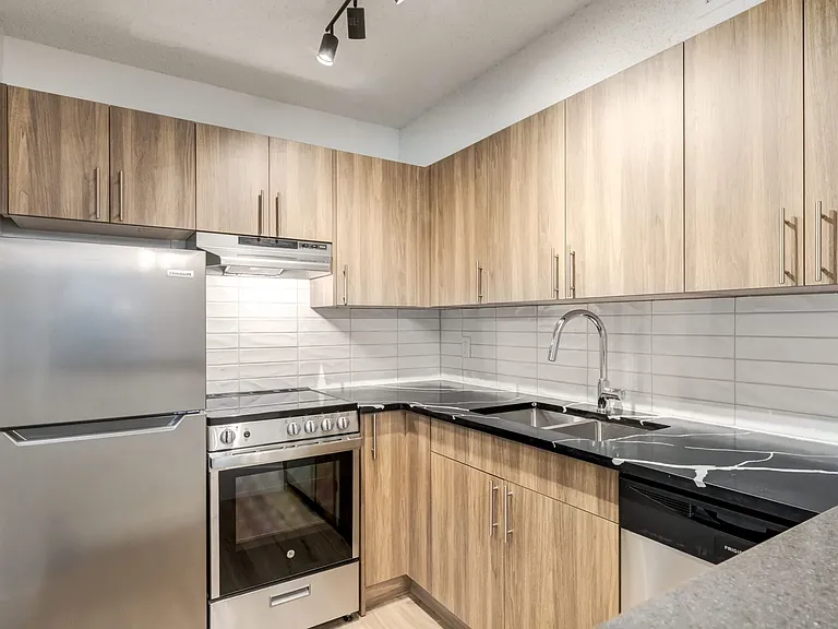 2404 16a St SW — Photo 32