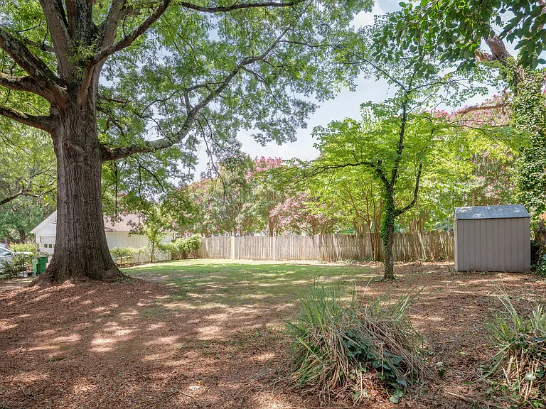 1129 Eastview Dr — Photo 13