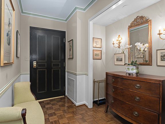 4th image of 140 Franklin Pl E APT 106