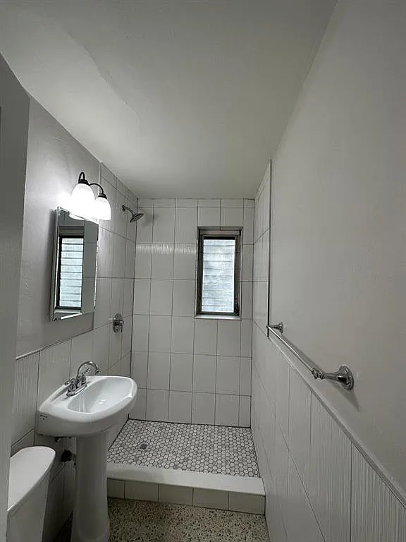 2 bed, 1.0 bath, 2475 sqft, $2,500 — Photo 4