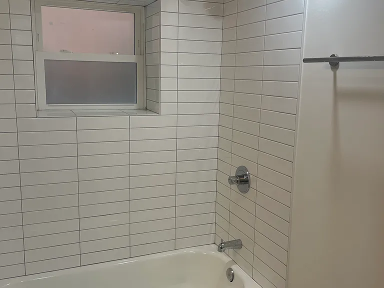 2841 N Avers Ave #G — Photo 5