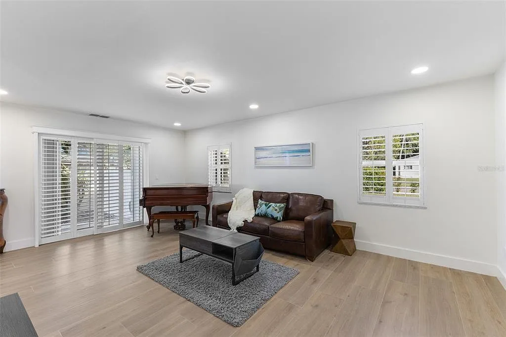 4 bed, 4.5 bath, 4024 sqft, $9,450 — Photo 4