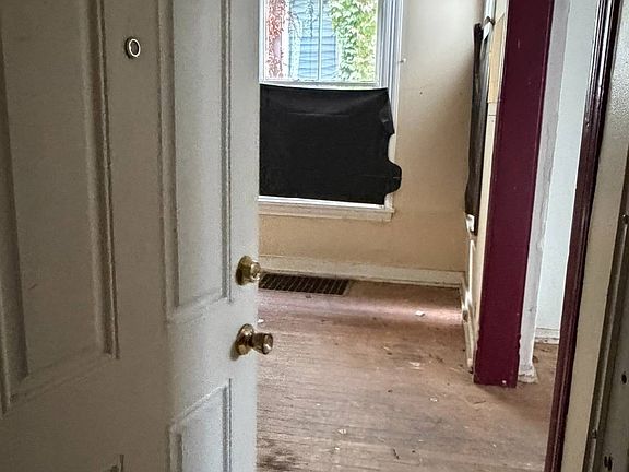5th image of 206 Beecher St