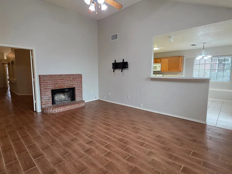 1268 Topeka Dr — Photo 6