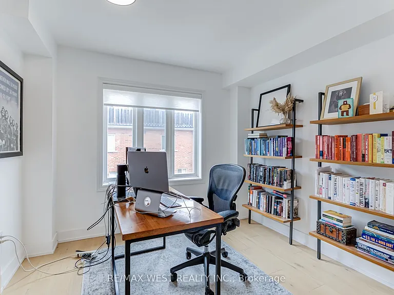 12 Grogan Mews — Photo 11