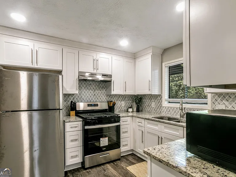 85 Wilhelmina Dr — Photo 15