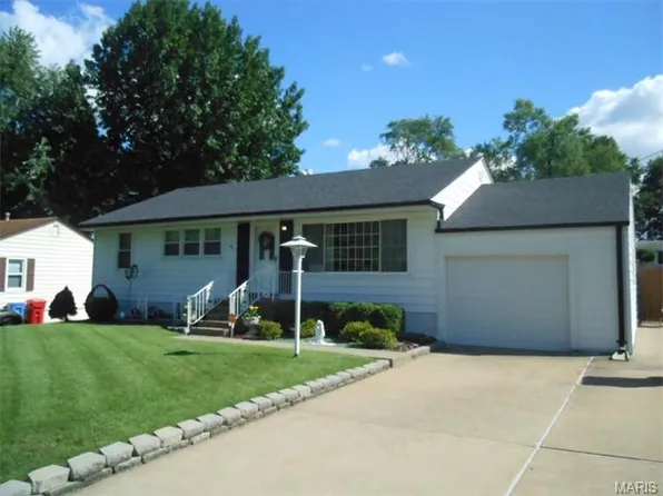 100 Saint Madeleine Ln, Florissant, MO 63031